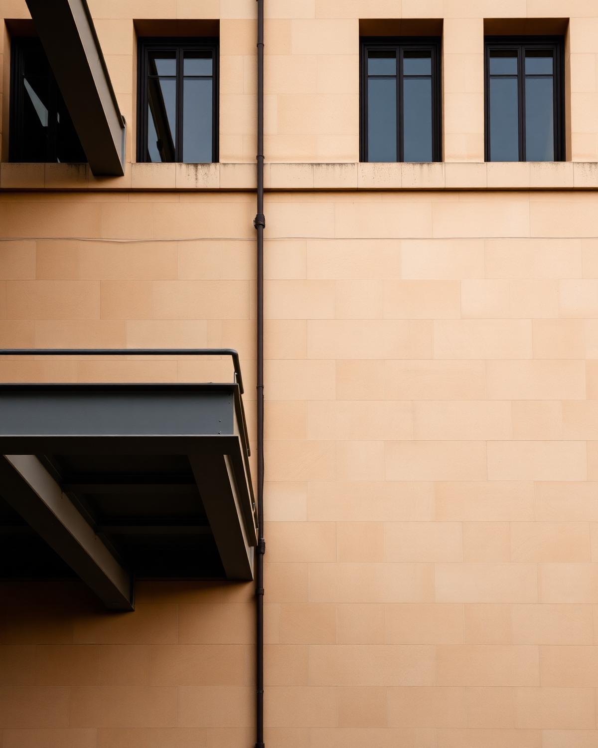 Detalle arquitectónico de un edificio industrial español, luz suave de la mañana
